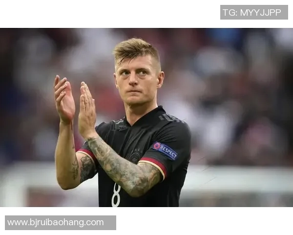 克罗斯：从中场指挥官到足球战术革新的引领者与传奇之路