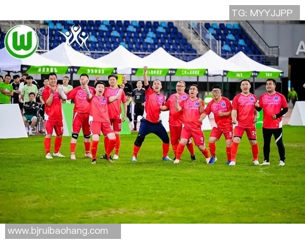 龙岗区足球比赛直播现场激情四溢球迷齐聚共赏精彩赛事盛况 龙岗区足球比赛直播现场激情四溢球迷齐聚共赏精彩赛事盛况